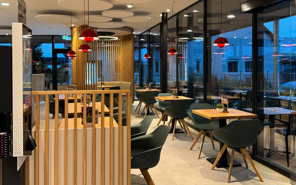 Innenraum einer neu eröffneten Der Beck-Filiale